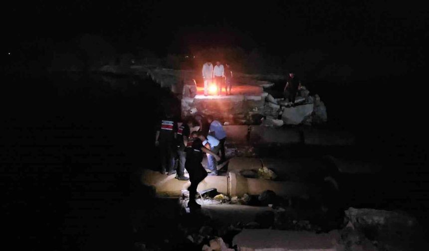 Yıkık köprüde mahsur kalan 4 kişi kurtarıldı