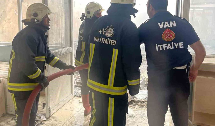 Yıkım çalışması yapılan spor merkezinde yangın