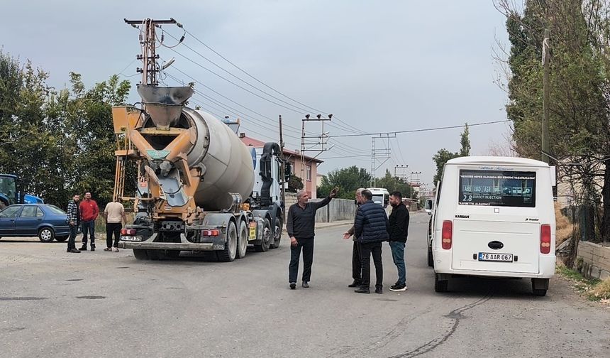 BETON MİKSERİ İLE YOLCU MİNİBÜSÜ ÇARPIŞTI