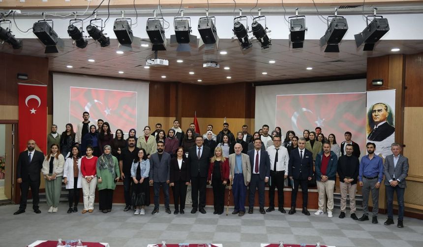 Iğdır Üniversitesinde "Tarih, Siyaset ve Kültür Perspektifinden Cumhuriyet" Paneli Yapıldı