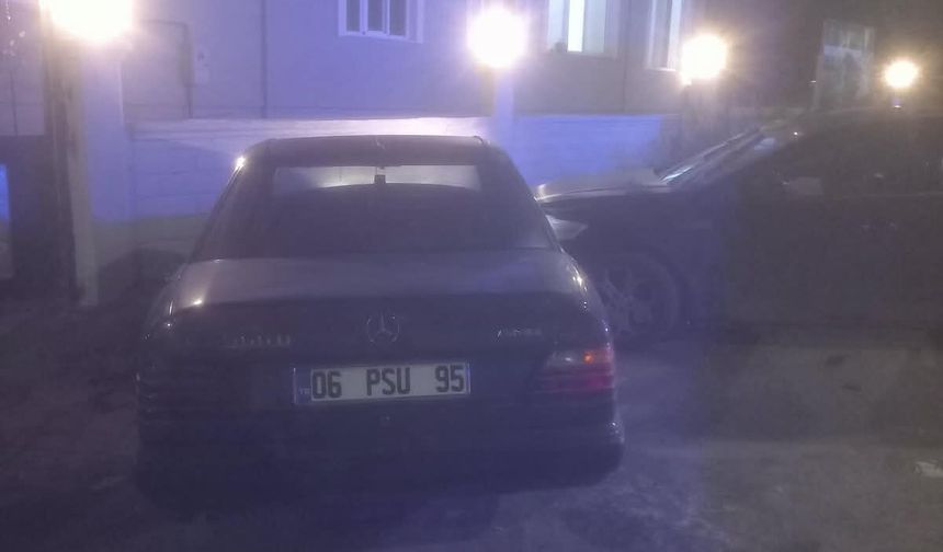 Iğdır'da Park Halindeki Araca Çarpan Otomobilde 1 Kişi Yaralandı