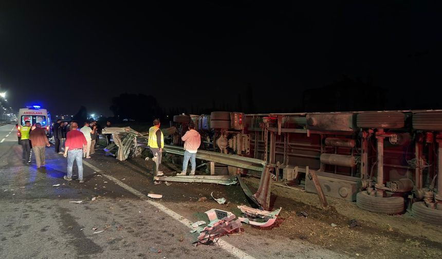 IĞDIR’DA KORKUNÇ KAZA ÇİMENTO YÜKLÜ TIR DEVRİLDİ