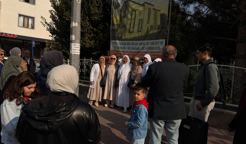 KUTSAL TOPRAKLARA DUALARLA UĞURLANDILAR