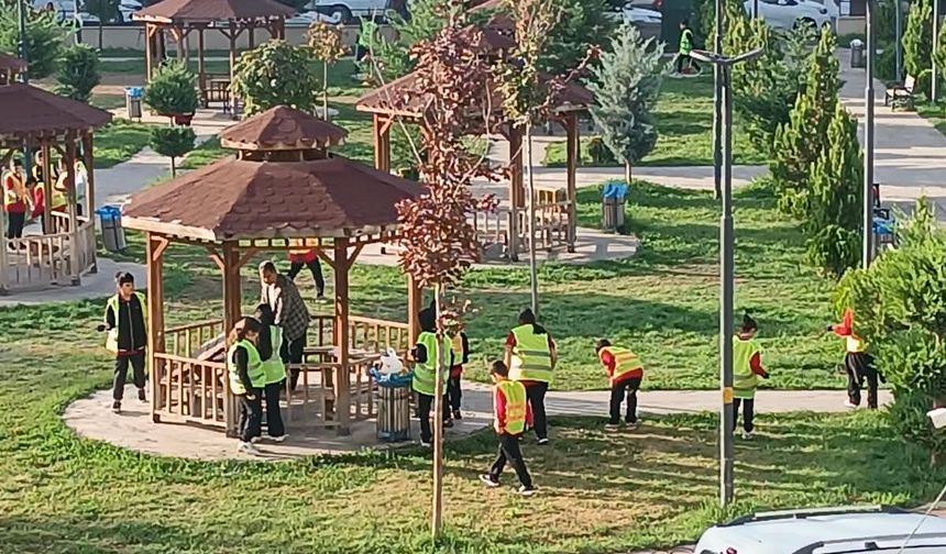 Topçular Mahallesi Şehitler Parkı’nda Sessiz Temizlik