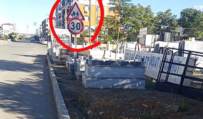 Okul Yolu, Ama Kaldırım Yok