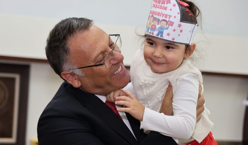 Öğrencilerden Rektör Gürel’e “Sıfır Atık” Temalı Cumhuriyet Hediyesi