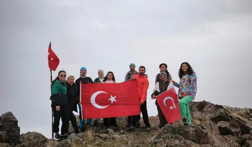 Cumhuriyet’in 103. Yılında Tekelti Dağı Zirvesindeydiler: Iğdır’da Anlamlı Tırmanış