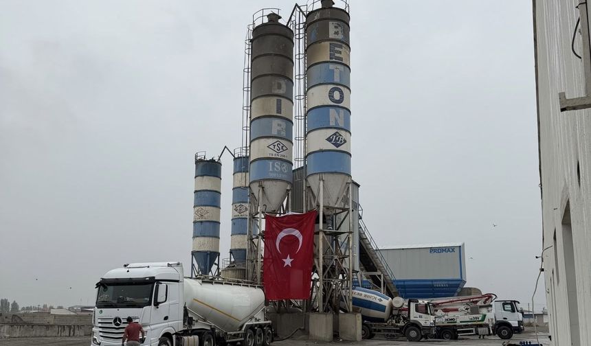 IĞDIR BETON DEV TÜRK BAYRAĞI ASTI