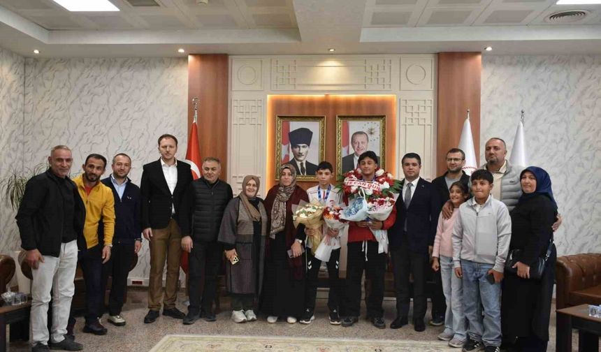 Balkan şampiyonunu ve balkan üçüncüsü çiçeklerle karşılandı