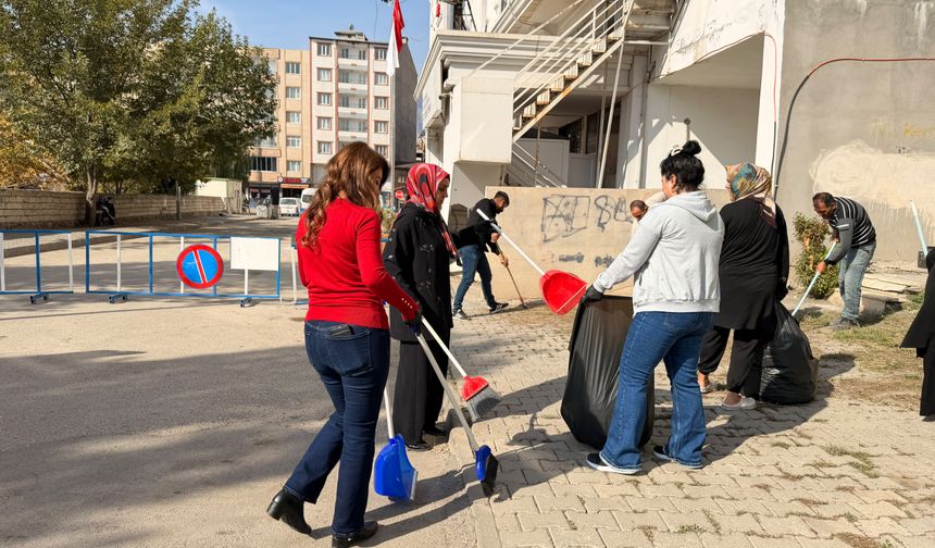 Iğdır’da Çevre Temizliği Seferberliği Büyüyor: Süreyya Sülün Hanım Kız Yurdundan Anlamlı Katkı