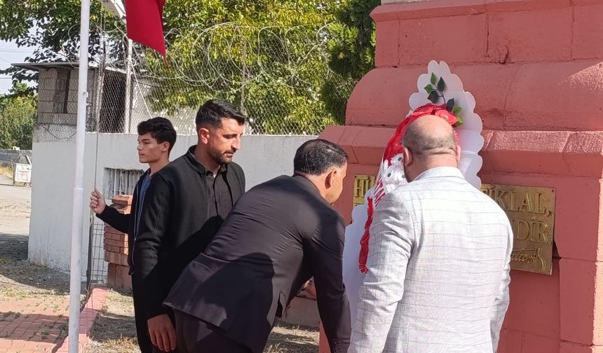 19 EKİM MUHTARLAR GÜNÜNDE ATATÜRK BÜSTÜNE ÇELENK BIRAKILDI