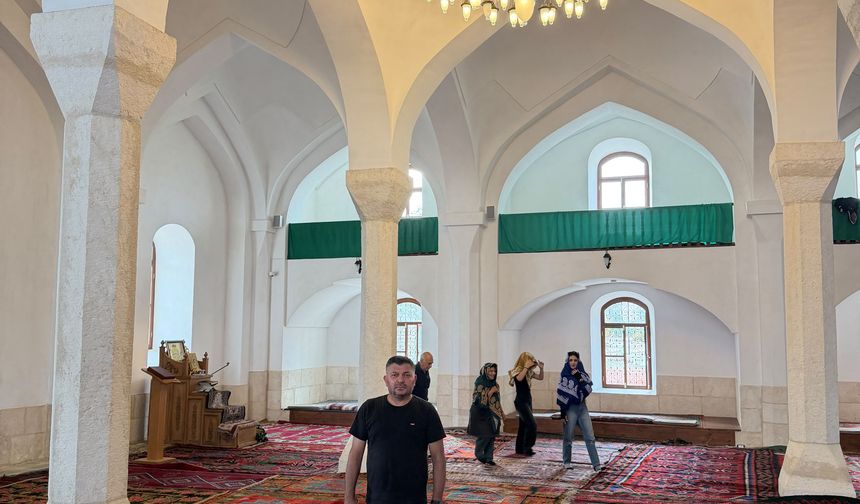 AĞDAM’DA CAMİ MİNARESİNDEN GÖZETLEME, İBADETHANEDE DOMUZ VE HAYVANLAR!