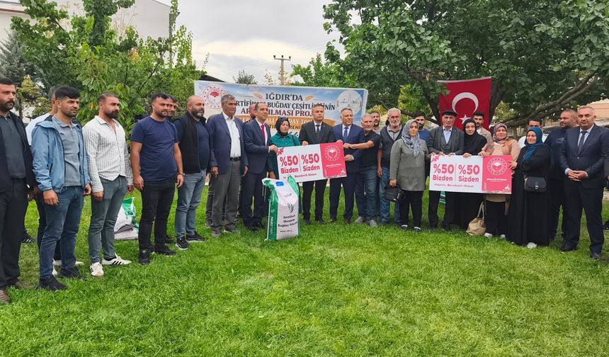 IĞDIR'DA ÜRETİCİYE CAN SUYU: 40 TON SERTİFİKALI BUĞDAY TOHUMU DAĞITILDI!
