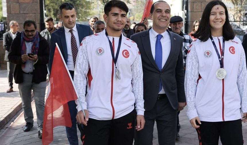 Iğdır Valisi Taşolar Şampiyonları Karşıladı
