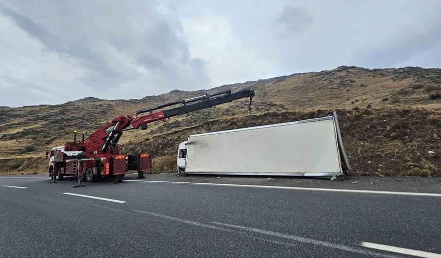 Iğdır-Doğubayazıt yolunda araç devrildi: Yol trafiğe kapandı