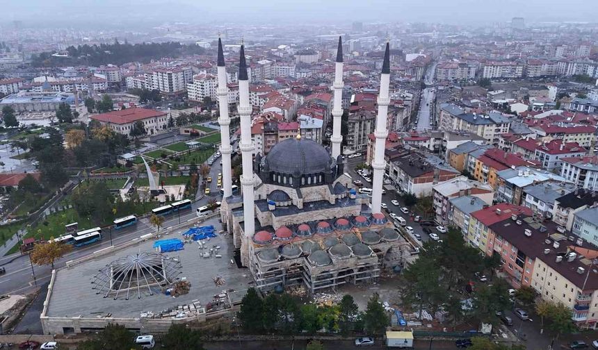 Merkez Camii'nde ilk ezan okundu