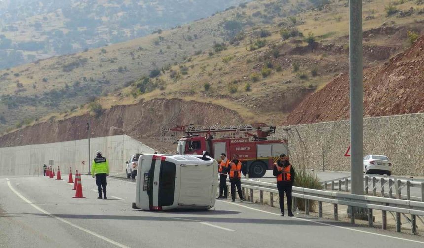 Sürücü, takla atan otomobilden burnu bile kanamadan çıktı