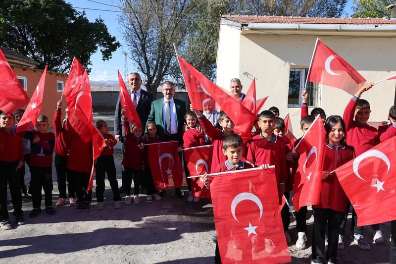 Vali Ercan Turan, Aşağı Çarıkçı İlkokulunu Ziyaret Etti