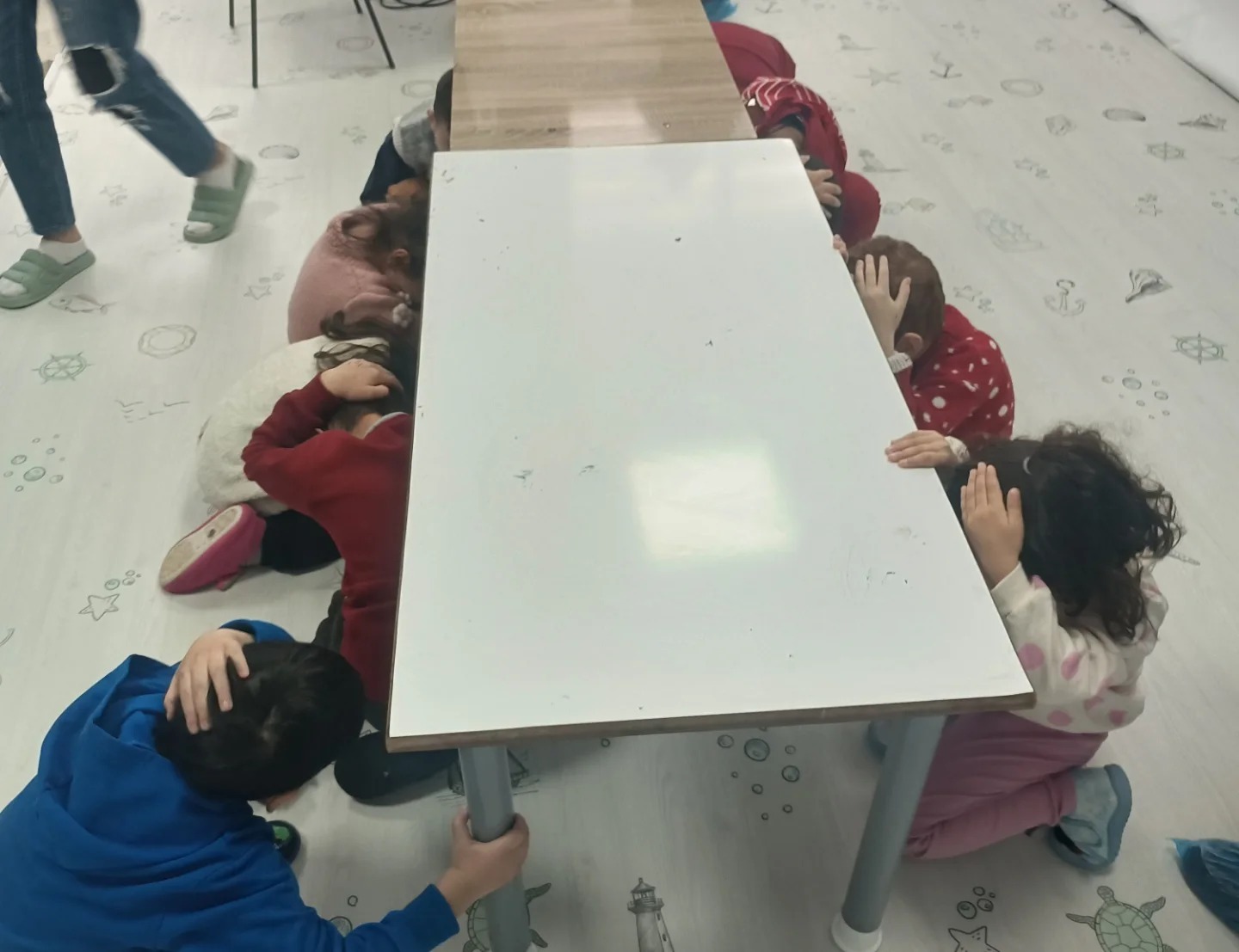 ŞUŞA ANAOKULUNDA  DEPREM ANI VE TAHLİYE TATBİKATI