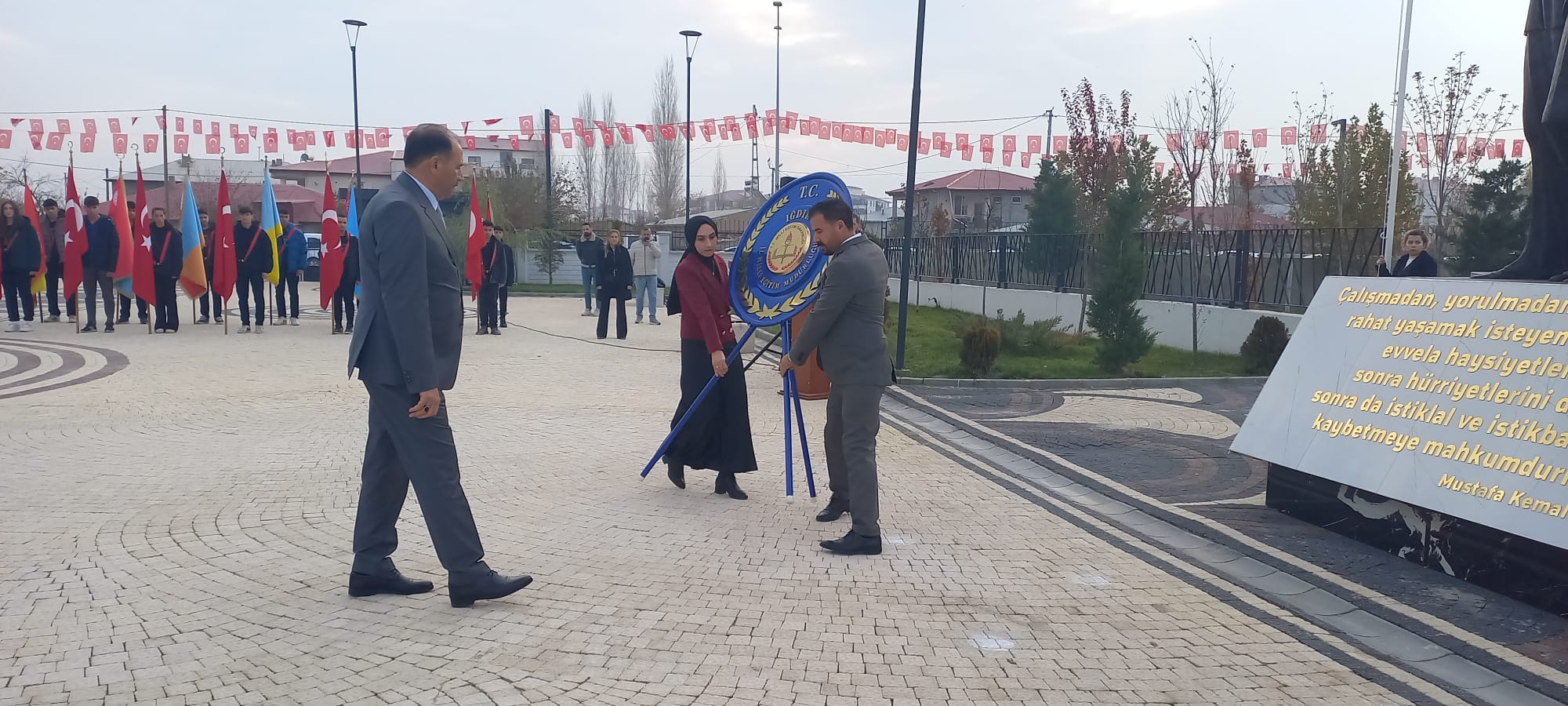 24 Kasım öğretmenler gününde çelenk sunumu yapıldı