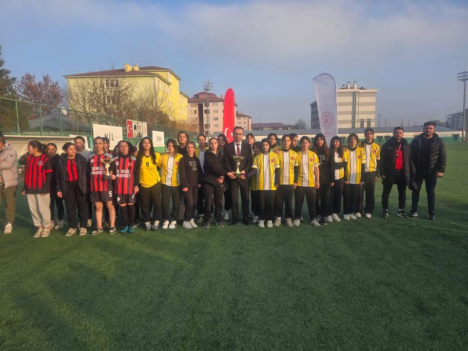 Gençler Futbol Müsabakalarında Ödüller Sahiplerini Buldu