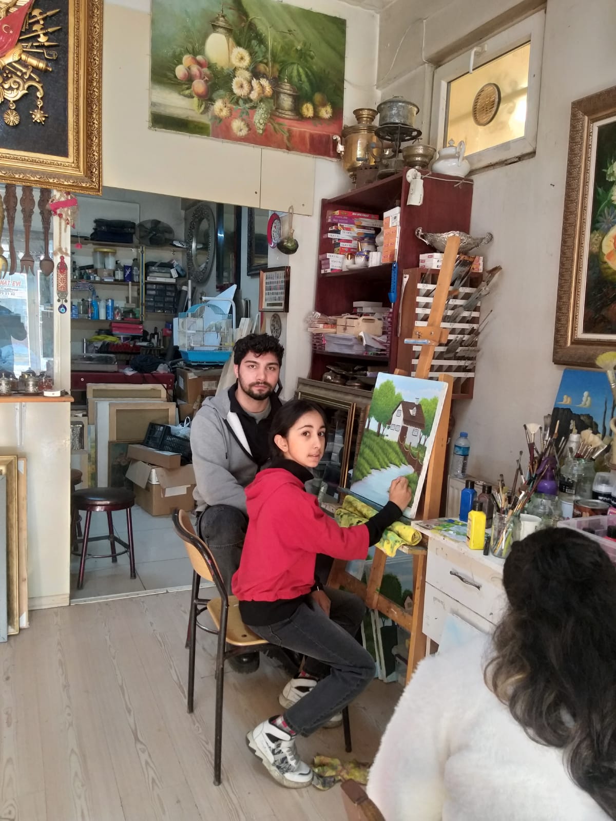 Hafta Sonu Resim Kursunda Küçük Çocuklar Telefonsuz Yaratıcılıklarını Keşfediyor