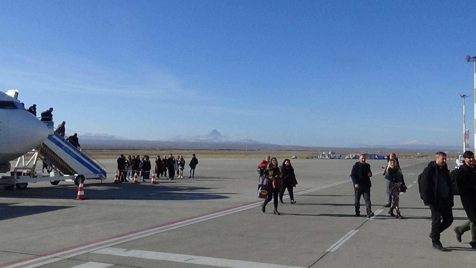 Iğdır İl Milli Eğitim Müdürü Aziz Gün, Yeni Atanan Öğretmenleri Havalimanında Karşıladı