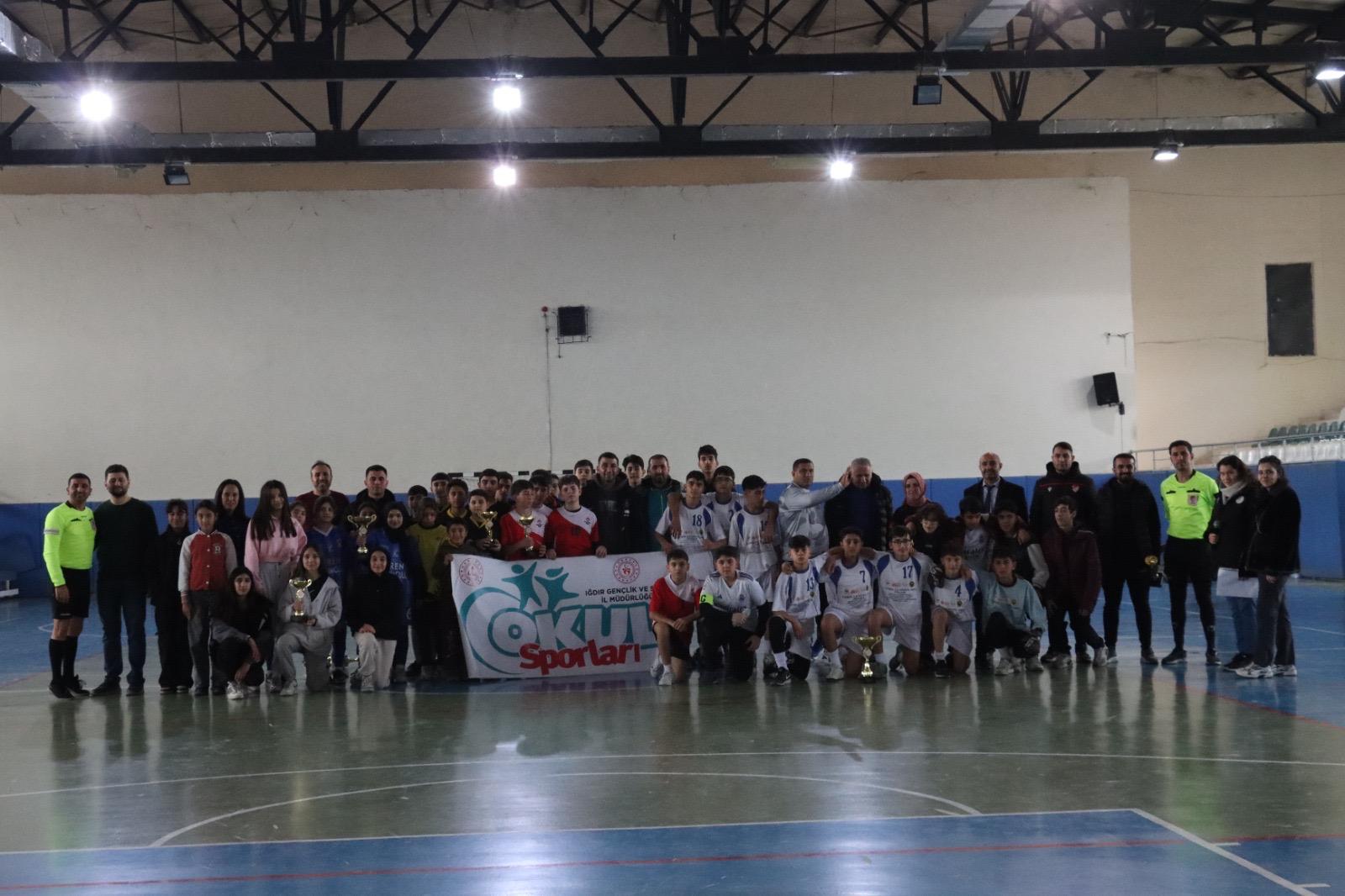 Iğdır Bahçeşehir koleji Okul sporları Yıldızlar futsal turnuvasında il ikincisi oldu.