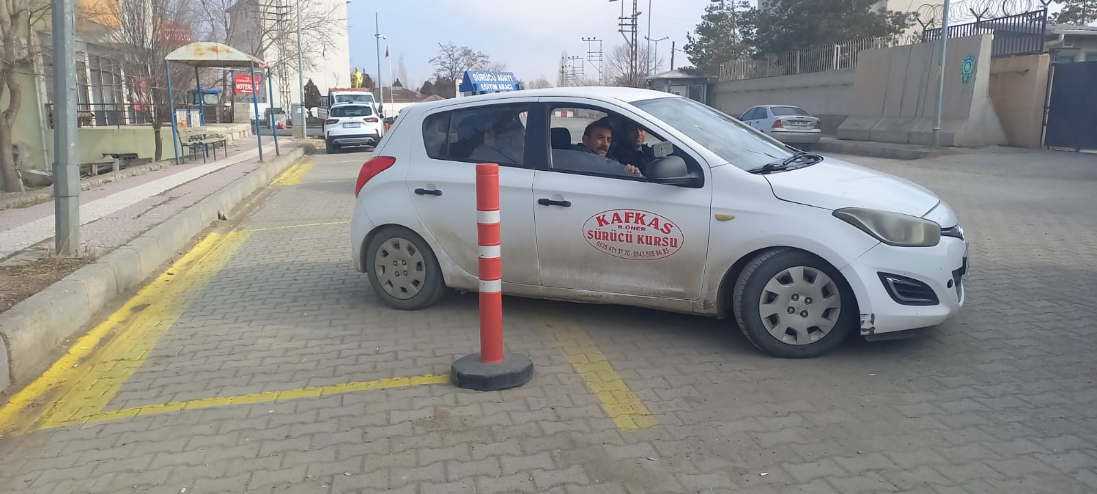 Iğdır''da Sürücü Adayları Direksiyon Eğitiminde  Ter Döküyor