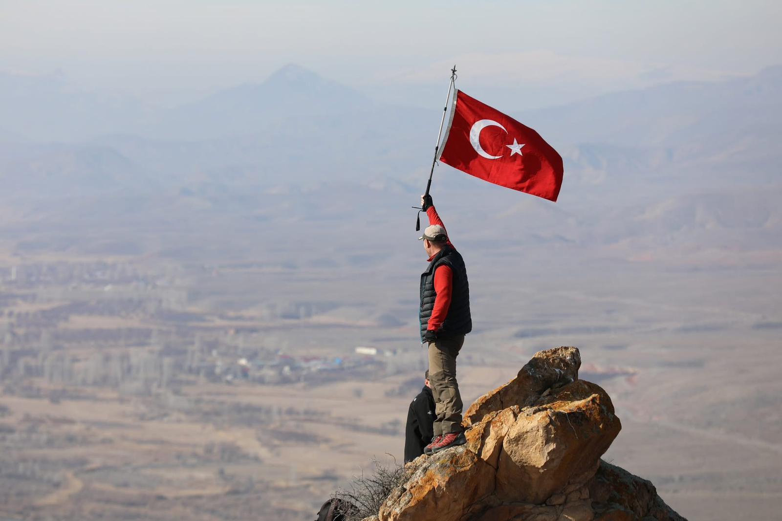 Iğdır''da 6 Şubat Depremlerinde Hayatını Kaybedenler İçin Anma Yürüyüşü Düzenlendi