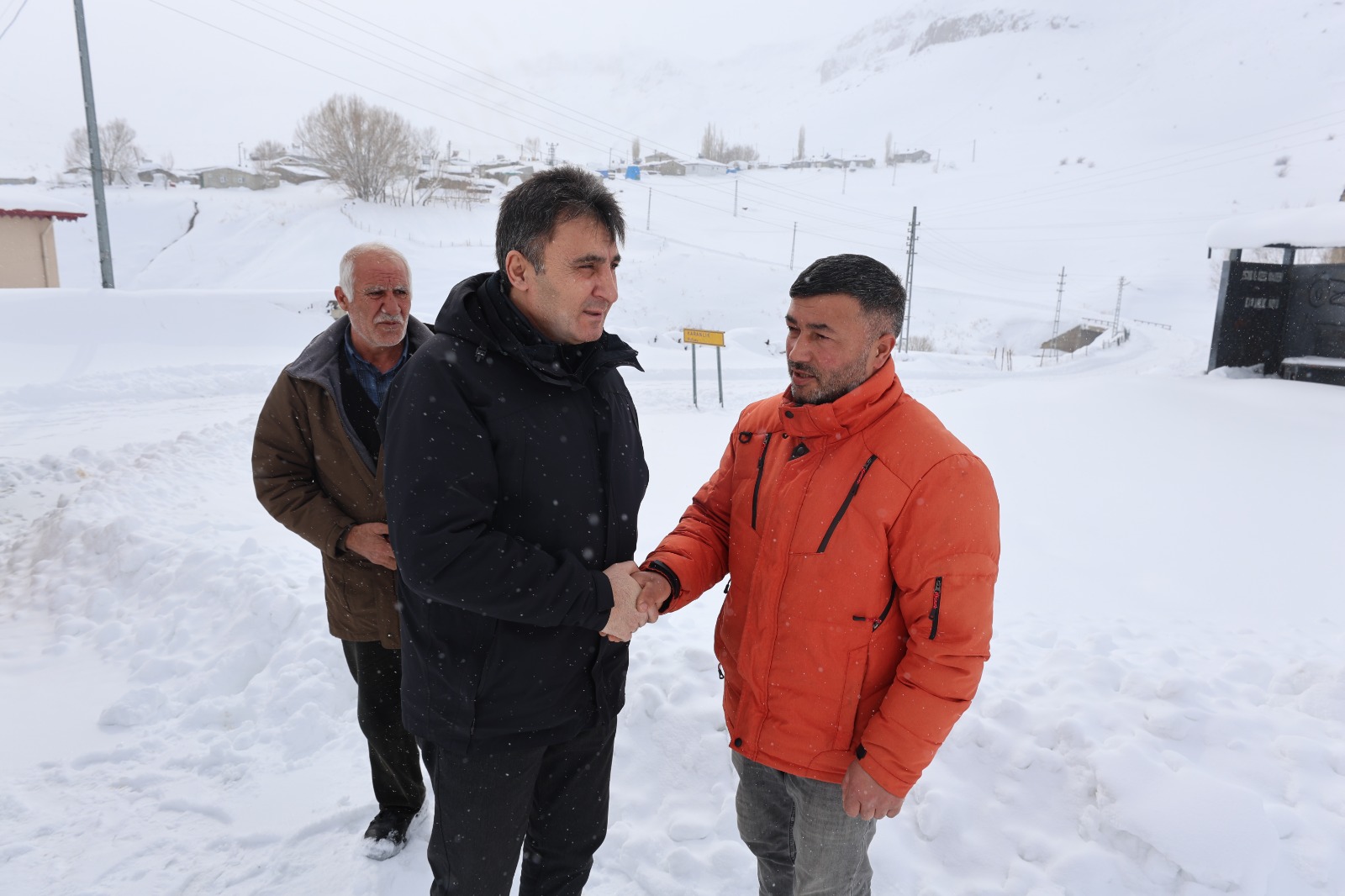 Iğdır İl Özel İdaresi Genel Sekreteri Yüksel Kasım Çarman, Tuzluca İlçesinde Karla Mücadele Çalışmalarını İnceledi