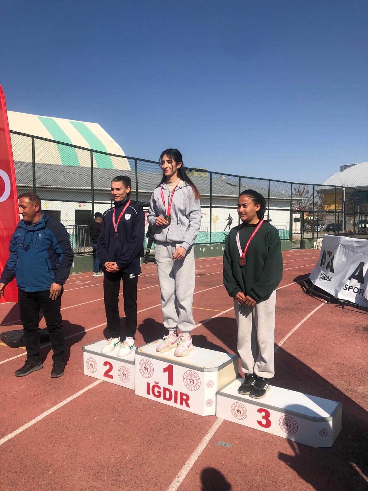 ATATÜRK ANADOLU LİSESİ ATLETİZMDE İL BİRİNCİSİ OLDU