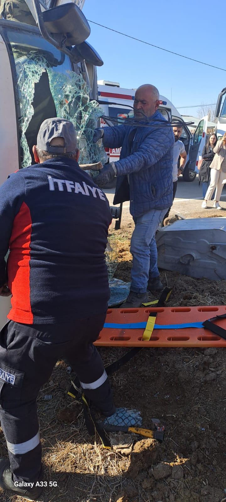 VİRAJA HIZLA GİREN KAMYON YAN YATTI