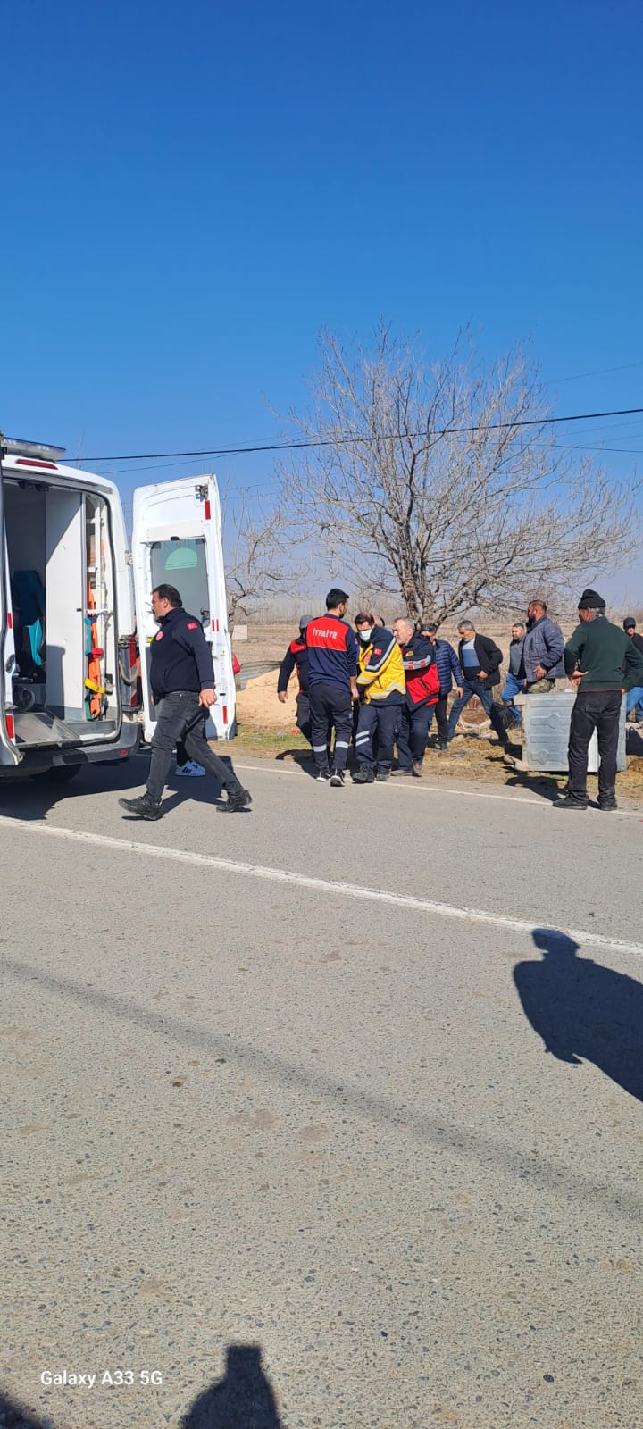 VİRAJA HIZLA GİREN KAMYON YAN YATTI