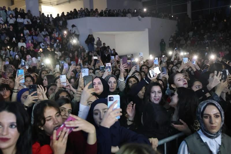 Iğdır''da 8 Mart Konserine Büyük İlgi: Merve Özbey Sahne Aldı