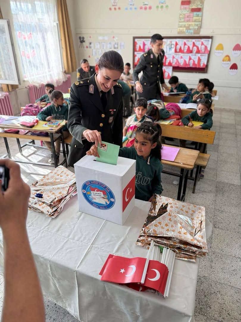 Iğdırlı Miniklerden Mehmetçiğe Duygusal Mektuplar
