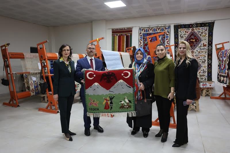 El Emeği Göz Nuru Karabağ Kilimleri İlgi Gördü