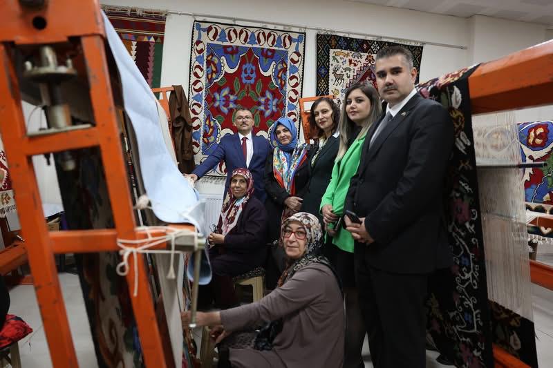 El Emeği Göz Nuru Karabağ Kilimleri İlgi Gördü
