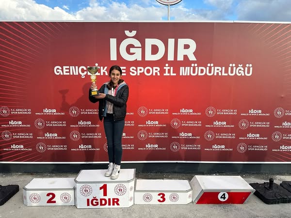 DEDESİNİN TORUNU TENİSDE IĞDIR İL BİRİNCİSİ OLDU
