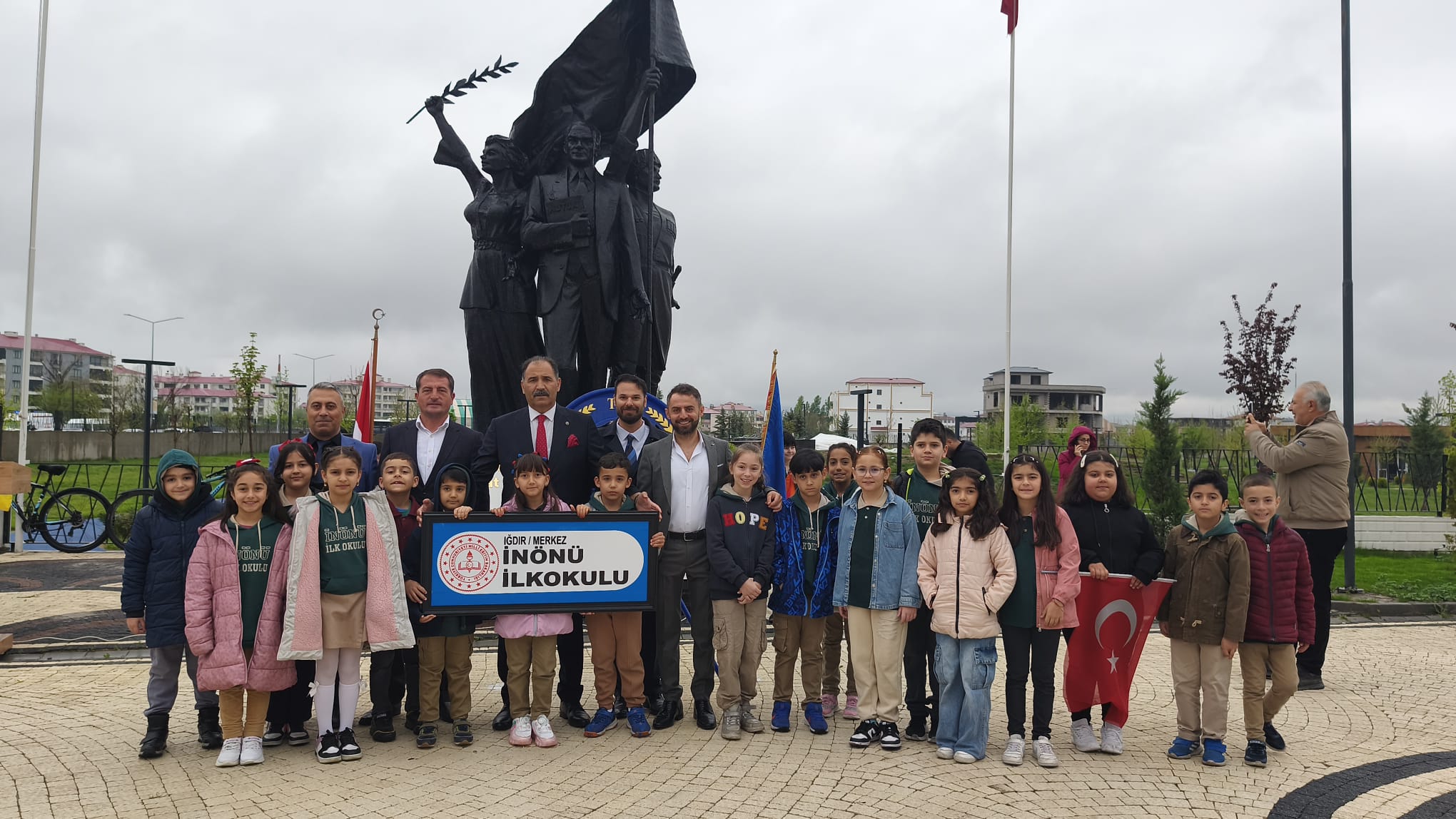 23 Nisan''da Atatürk Anıtı