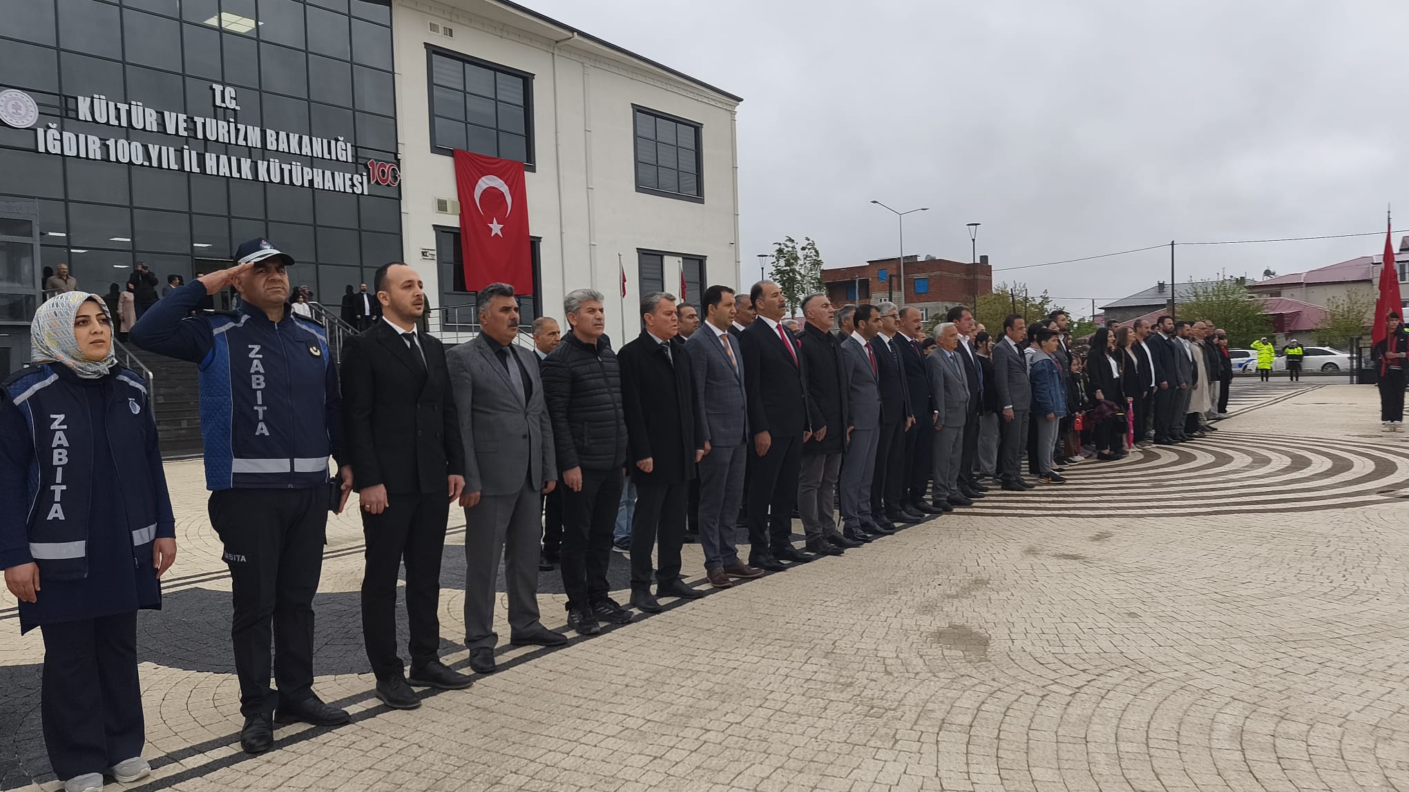 23 Nisan''da Atatürk Anıtı