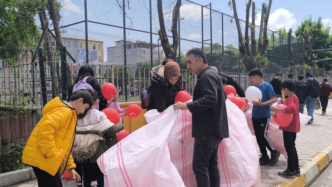 Iğdır CHP Teşkilatından Çocuklara 23 Nisan Hediyesi: 900 Balon Dağıtıldı