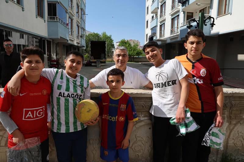 Milletvekili Cantürk Alagöz, Sokakta Futbol Oynayan Çocuklarla Buluştu