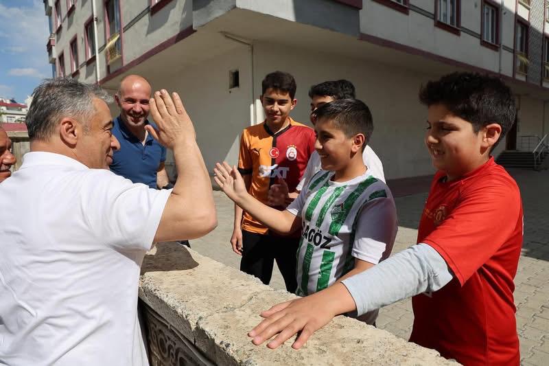 Milletvekili Cantürk Alagöz, Sokakta Futbol Oynayan Çocuklarla Buluştu