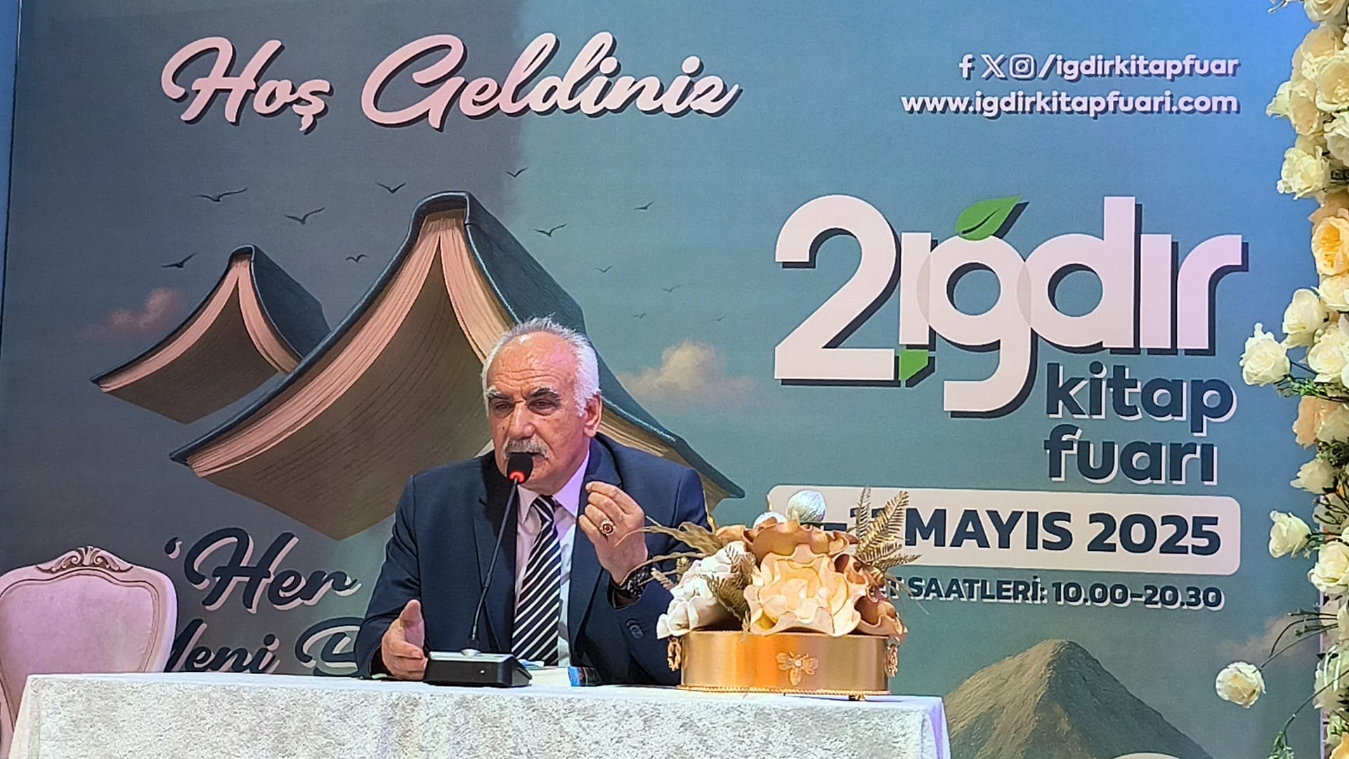 Ziya Zakir Acar II. Iğdır Kitap Fuarında okuyucularla bir araya geldi