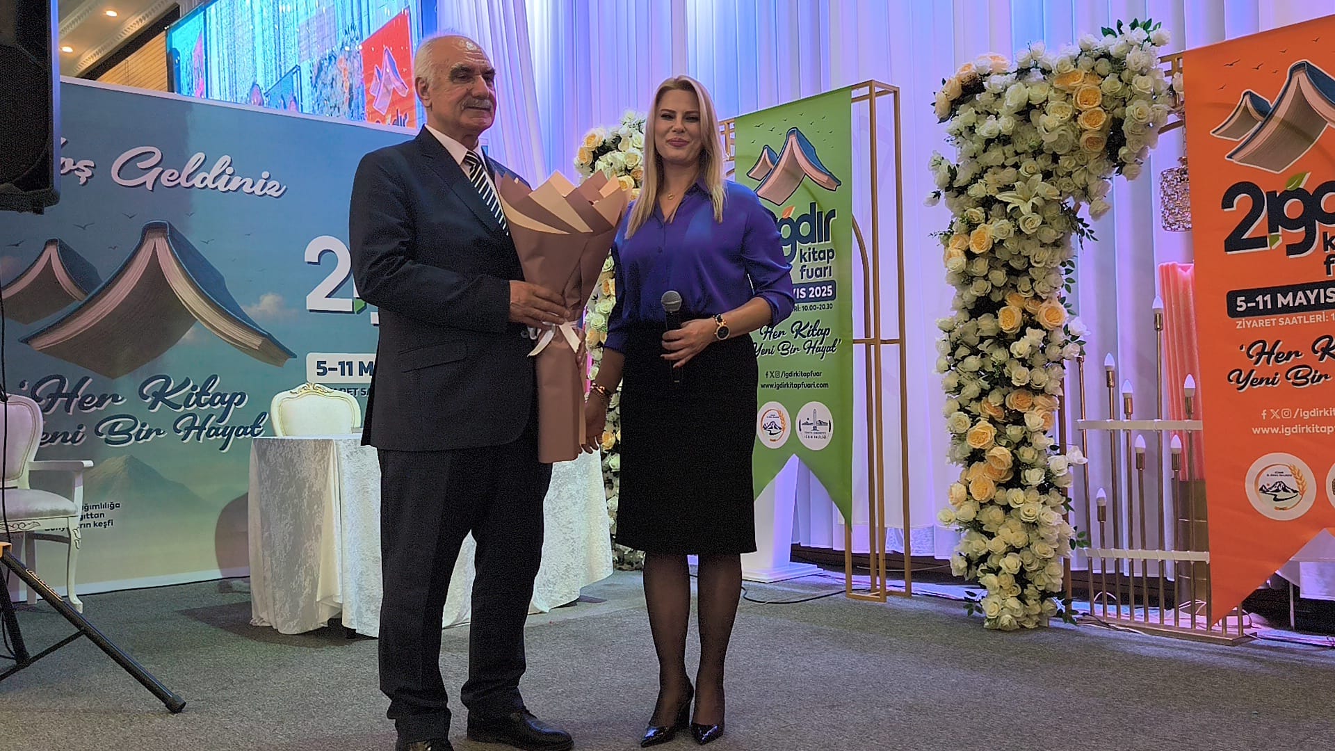 Ziya Zakir Acar II. Iğdır Kitap Fuarında okuyucularla bir araya geldi