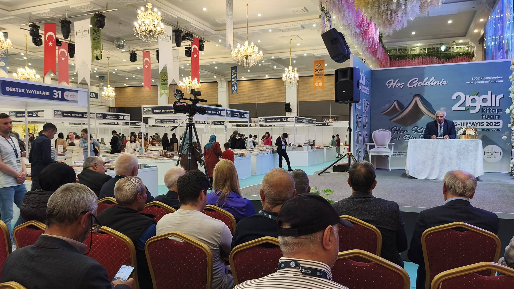 Ziya Zakir Acar II. Iğdır Kitap Fuarında okuyucularla bir araya geldi