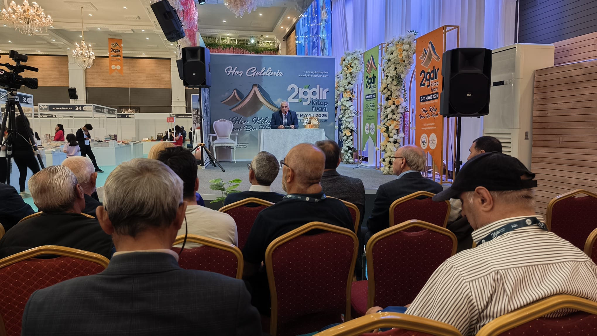 Ziya Zakir Acar II. Iğdır Kitap Fuarında okuyucularla bir araya geldi