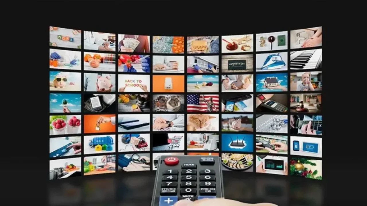 [GRAFİK: 9 Ekim 2025 Perşembe gününün prime time (20:00) programlarını gösteren, kanalların logoları, dizi adları ve türlerini içeren sade ve şık bir özet tablosu.]