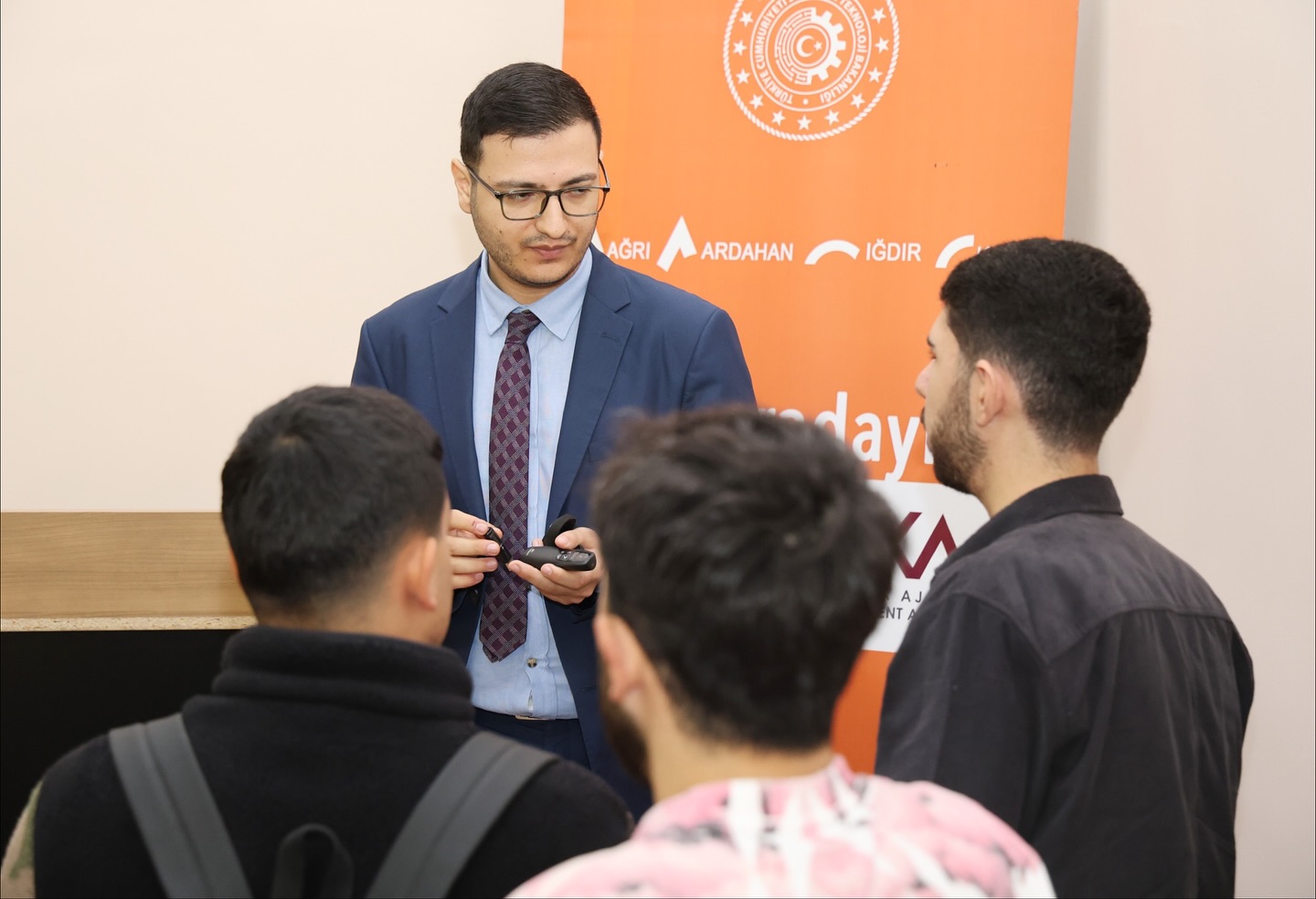 572770880 18322968187300125 7483677116712017 N